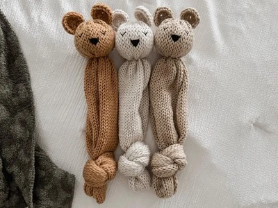 Oso Lovey tejido hecho a mano - Manta suave de seguridad para bebé, regalo de baby shower Foto 1 de 3