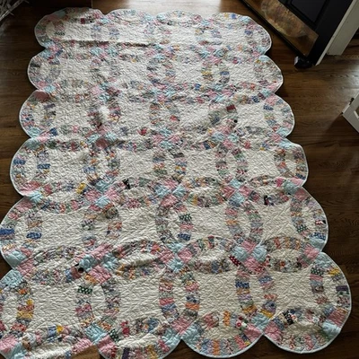 Vintage 1930s Double Wedding Ring Feed Flour Sack Quilt Machine Quilted Pink Bl - Image 1 of 4