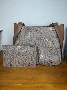 Bolso de Mano 2 en 1 Calvin Klein Logo Signature Bolso sin asas Bronceado Colorido Logo - Imagen 1 de 15