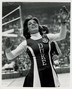 Original Malcolm Emmons Duke Cheerleader Echt 8x10 Foto auf Rückseite gestempelt - Bild 1 von 2