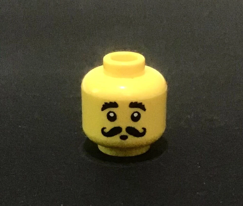 LEGO Cabeza Amarilla Bigote Rizado Negro, Cejas Bushey, Boca Redonda Pequeña Foto 1 de 1