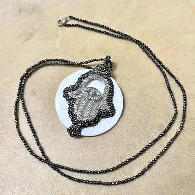 Collar Hamsa Mano de Fátima Madreperla Concha, Diseños Tayla Estrás Foto 1 de 4