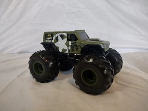 Monster Trucks *HW ARMY GREEN JEEP* TRUCK DIE-CAST 1:24 2018 Hot Wheels - Picture 1 of 6