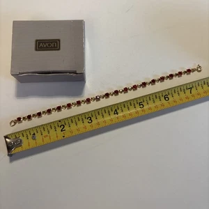 Bracciale Tennis Vintage Avon Cuore Tono Oro Strass Rosso Finto Rubino LG NUOVO CON SCATOLA - Foto 1 di 6