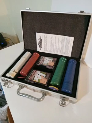 Nice! Cardinal's TEXAS HOLD 'EM TOURNAMENT POKER SET ~ Metal Carry Case - Image 1 of 4