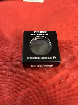 Sombra de ojos satinada gris carbón tono fresco MAC Cosmetics "Print" 0,05 oz 1,5 g Foto 1 de 4