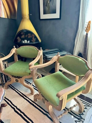 juego de dos sillas Savonarola de roble blanco talladas a mano, recién tapizadas en mohair Foto 1 de 4