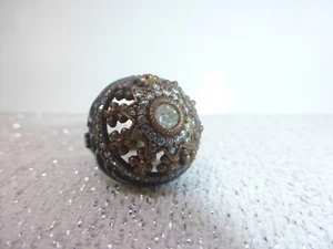 SPLENDIDO ANELLO A CUPOLA IN FILIGRANA ARGENTO STERLING ANTICO E STRASS TRASPARENTI TAGLIA 6 - Foto 1 di 14