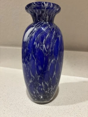 💙 Выдувная вручную стеклянная ваза в муранском стиле из кобальтового сине-белого закрученного стекла с крапинками💙 - Изображение 1 из 4