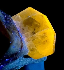 83 Gm Gorgeous Rare Natural Nice Fluorescent Apatite Crystal On Matrix Specimen - Picture 1 of 14