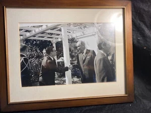 Lyndon Johnson Shaking Hands Casa Blanca Rose Garden 1968 - Imagen 1 de 3