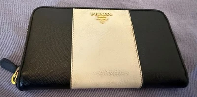 Portafoglio PRADA Logo Donna Saffiano Leather Zip Around Long Wallet Black/White - Immagine 1 di 4