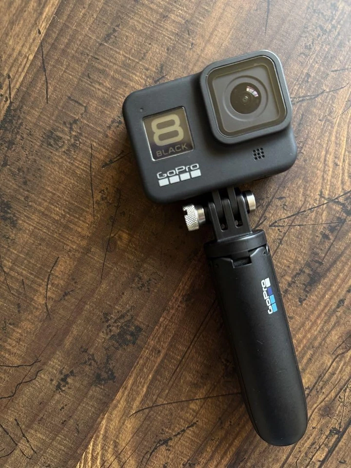 Cámara de acción GoPro HERO 8 negra con accesorios y batería extra incluida Foto 1 de 4