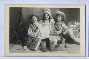 Echt Foto Postkarte RPPC - Mädchen mit Haube & Jungen mit Picknickkorb Washington Chips - Bild 1 von 2
