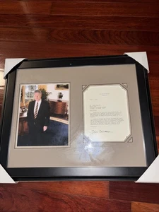 Bill Clinton Signed Letter With Framed Photo Full Jsa Letter - Picture 1 of 6