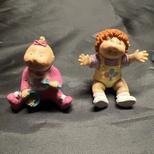 Vintage 1984 Cabbage Patch Kids Puppe Mini Figuren PVC Figuren 80er 2er Set - Bild 1 von 7