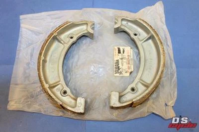 Zapatas de freno 3LT-W253G-00 Yamaha TX500 XV750 YX600 XZ550 XJ550 XJ650 NUEVO DE STOCK Foto 1 de 4