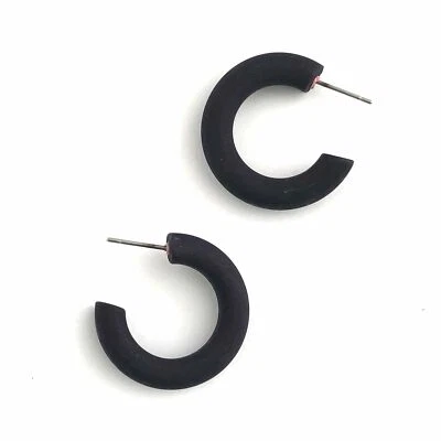 Pendientes de aro de tubo de lucita mate negro Foto 1 de 4