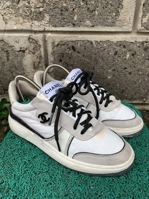 Zapatillas CC Chanel Gamuza Tela Piel de becerro Mujer EU 37 || US 6.5 Blancas Foto 1 de 4