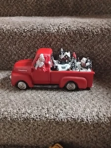 Camioneta pick-up animada navideña iluminada roja de 11" con patinadores de escena de invierno de Santa - Imagen 1 de 5