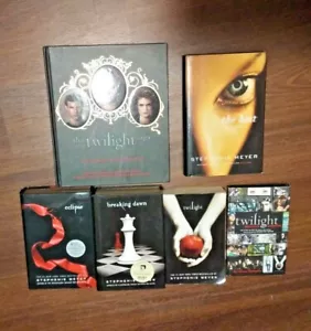 The Twilight Saga Books By Stephenie Meyer - Hard/Soft Cover - SELECT YOUR TITLE - Foto 1 di 12