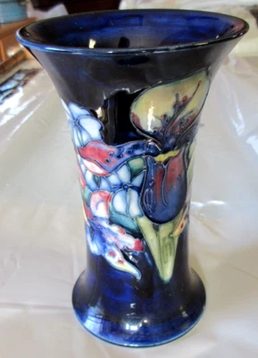 FINE ANTIQUE / VINTAGE ENGLISH MOORCROFT FLORAL VASE ESTATE FIND - Image 1 of 4
