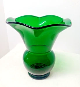 Vintage Emerald Green Flared Footed Scalloped Hourglass Flower Vase 7.5" Tall - Picture 1 of 10