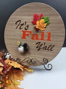 13" Handarbeit Holzimitat "It's Fall Y'all" Blätter/Wichtel Ladegerät Teller-NEU - Bild 1 von 6
