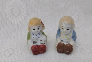 Japón 1940 bisque porcelana niñas libros de lectura saleros y pimenteros - Imagen 1 de 7