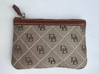 Dooney and Bourke 6” Monedero Dinero en Dinero Tela DB Marrón y Crema Logo Borde de Cuero Foto 1 de 4