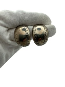 Pendientes de medio aro de plata esterlina nativos americanos estampados E esterlina - Imagen 1 de 13
