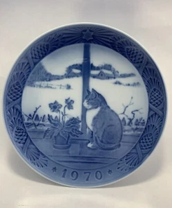 Royal Copenhagen Denmark porcelain plate "Christmas Rose And Cat" 1970 Decor. - Picture 1 of 10