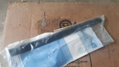 Moldura de panel de cuarto trasero de pasajero GM # 15234456 NUEVO DE FÁBRICA Foto 1 de 3