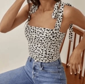 Blusa Reformation 6 Ellora negra blanca guepardo de las nieves leopardo nudo corbata - Imagen 1 de 11