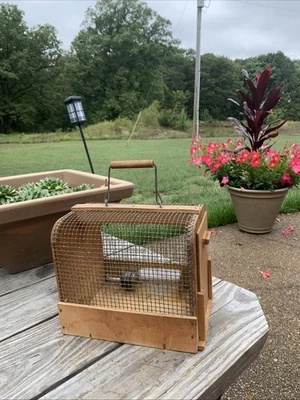 De Colección Rústico Granja Madera Metal Alambre Pequeño Animal Mascota Jaula Cajón Portador Botella Foto 1 de 4