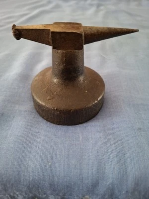 ANCIENNE PETITE ENCLUME MARQUAGE - Photo 1/4