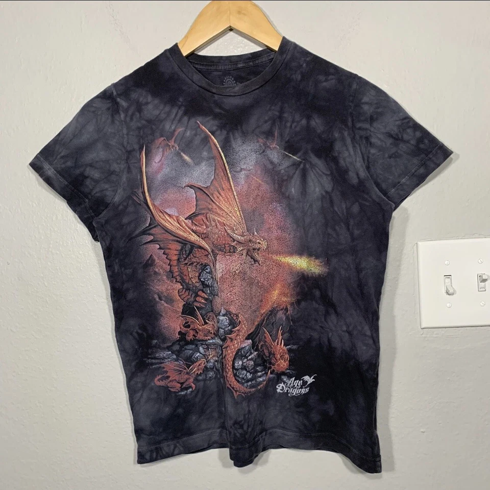 Camiseta The Mountain Age of Dragons Gris Tie Dye Juvenil Talla Grande Y2K Foto 1 de 4