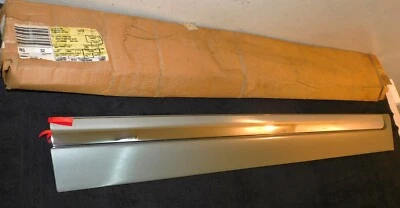 Windstar LX 1999-2003 SE NOS PUERTA DERECHA EXTERIOR MOLDURA INFERIOR - PLATA - TITANIO Foto 1 de 4