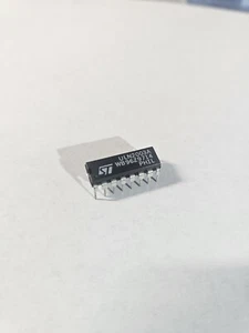 St Microelectronics 16 Pin DIP, NOS - Picture 1 of 3