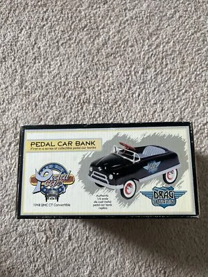 DRAG SPECIALTIES Crown Premiums 1948 BMC Convertible PEDAL CAR BANK Nuevo En Caja Foto 1 de 4