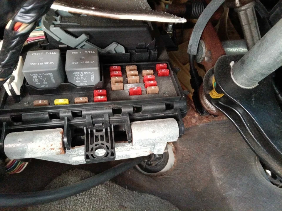 04 MERCURY MONTEREY Cabin Fuse Box - Image 1 of 1