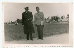 Foto vintage para hombres militar soldado ejército hombre fumando cigarrillo - Imagen 1 de 2