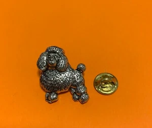 CANICHE PLATA PIN PELTRE INSIGNIA BROCHE SOLAPA BOLSA DE REGALO PERROS AMANTES CUMPLEAÑOS - Imagen 1 de 2