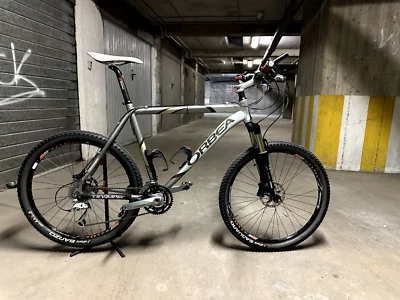 Bicicletta MTB taglia 26 "ORBEA" con supporto rullo per allenamenti al chiuso. - Immagine 1 di 4