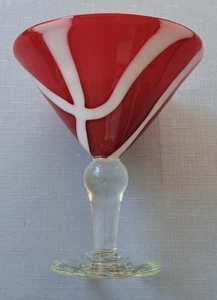 Amici mundgeblasenes Martini Glas mit rotem und weißem Kreuz - 14 Unzen Kapazität - Bild 1 von 6