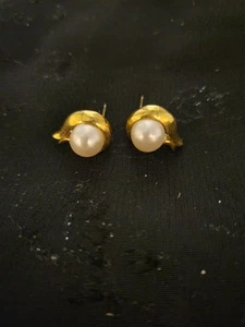 Orecchini traforati vintage anni 70 firmati Richelieu finta perla tono oro - Foto 1 di 4