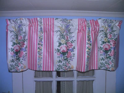 WAVERLY-CUSTOM VALANCE-ROSE HALL-РОЗОВЫЕ ПОЛОСКИ И ЦВЕТЫ С ПОДКЛАДКОЙ В БЕЛОМ-9 НАЛИЧИИ - Изображение 1 из 4