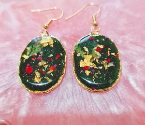 Oval shaped dried flower and glitter resin earrings - Picture 1 of 13