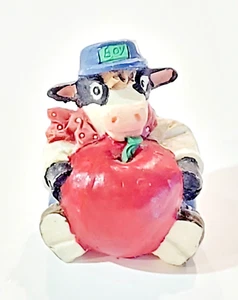 Mary Moo Moos Kuh mit Apfel und "Junge" auf Hut Figur Keramik Kuh Figur - Bild 1 von 6