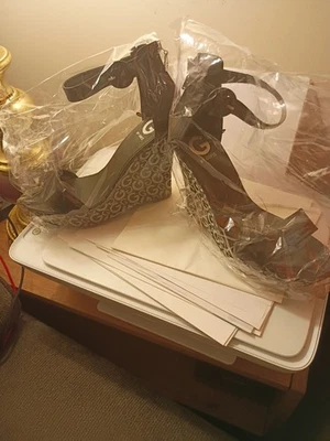 Nuevas sandalias de plataforma ew Guess negras y grises con logotipo Foto 1 de 3